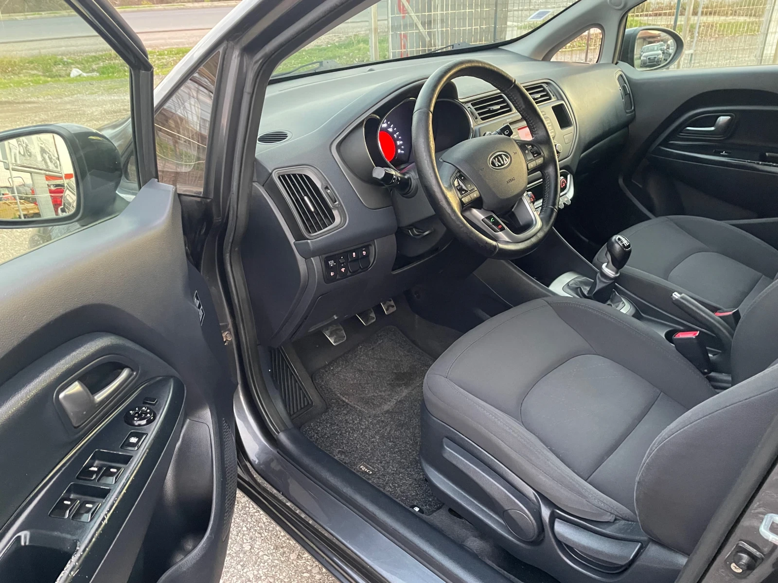 Kia Rio 1.4 CRDI.90K, снимка 9 - Автомобили и джипове - 54037319