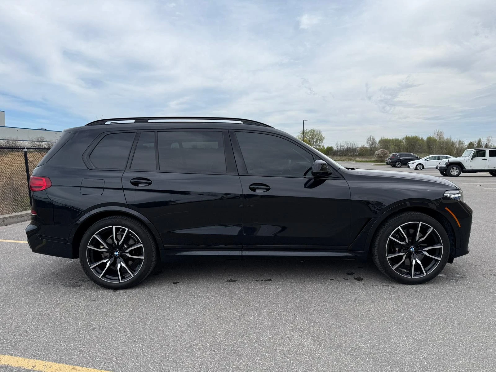BMW X7 ДИСТРОНИК * ОБДУХВАНЕ * SKY LOUNGE * SWAROVSKI, снимка 3 - Автомобили и джипове - 54577341