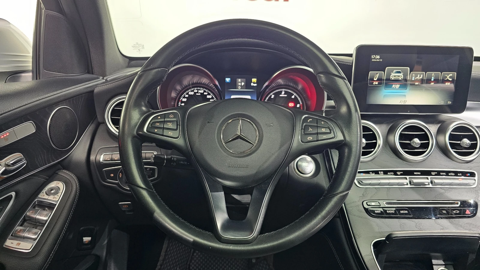 Mercedes-Benz GLC 220 4MATIC Premium | Панорама | HUD | Памет | Подгрев, снимка 12 - Автомобили и джипове - 55466434