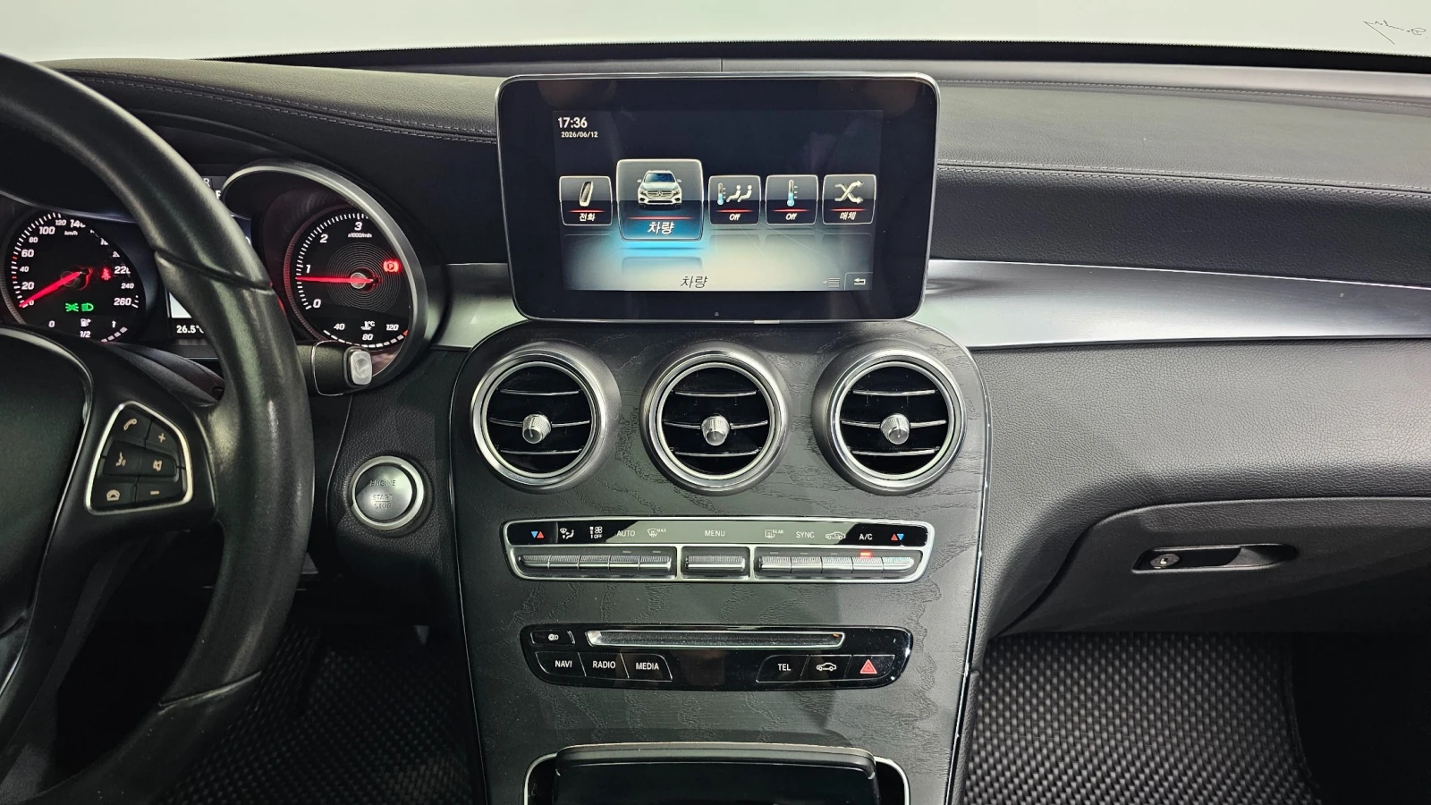 Mercedes-Benz GLC 220 4MATIC Premium | Панорама | HUD | Памет | Подгрев, снимка 13 - Автомобили и джипове - 55466434