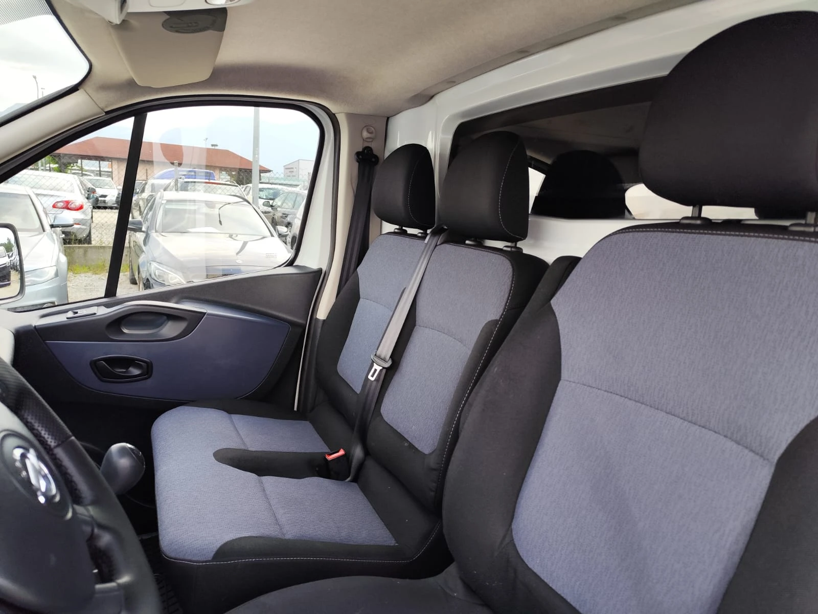 Opel Vivaro 1.6 дизел Италия.MAXI, снимка 15 - Бусове и автобуси - 55161236