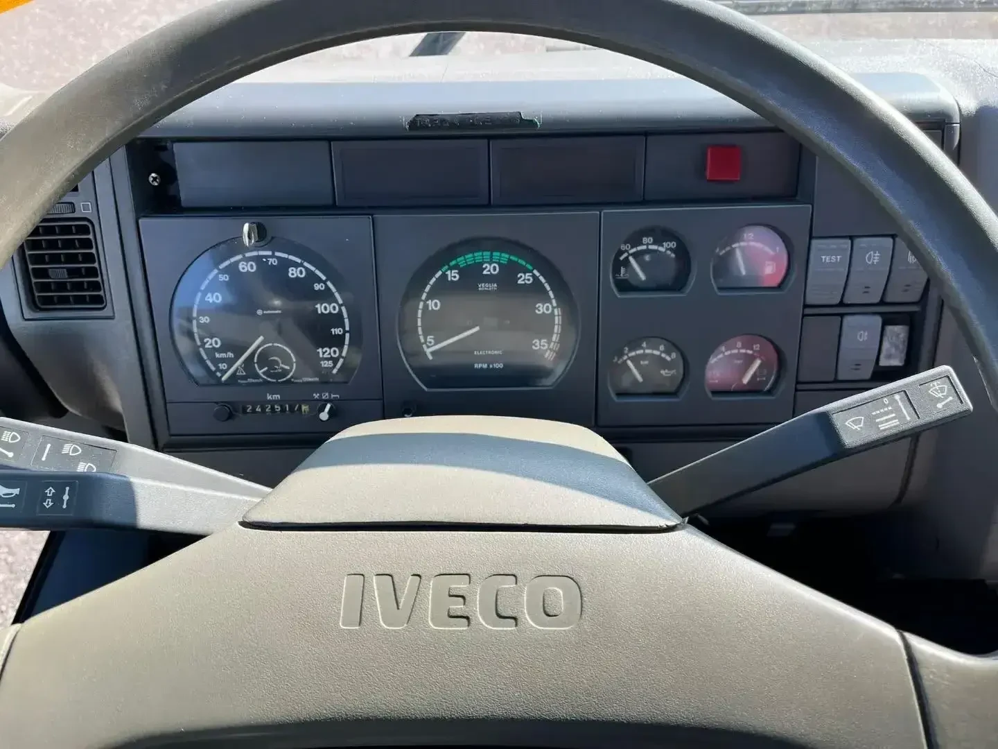 Iveco Eurocargo 120Е18 ТРИСТРАНЕН САМОСВАЛ С КРАН ПЕРФЕКТЕН, снимка 16 - Камиони - 53600944