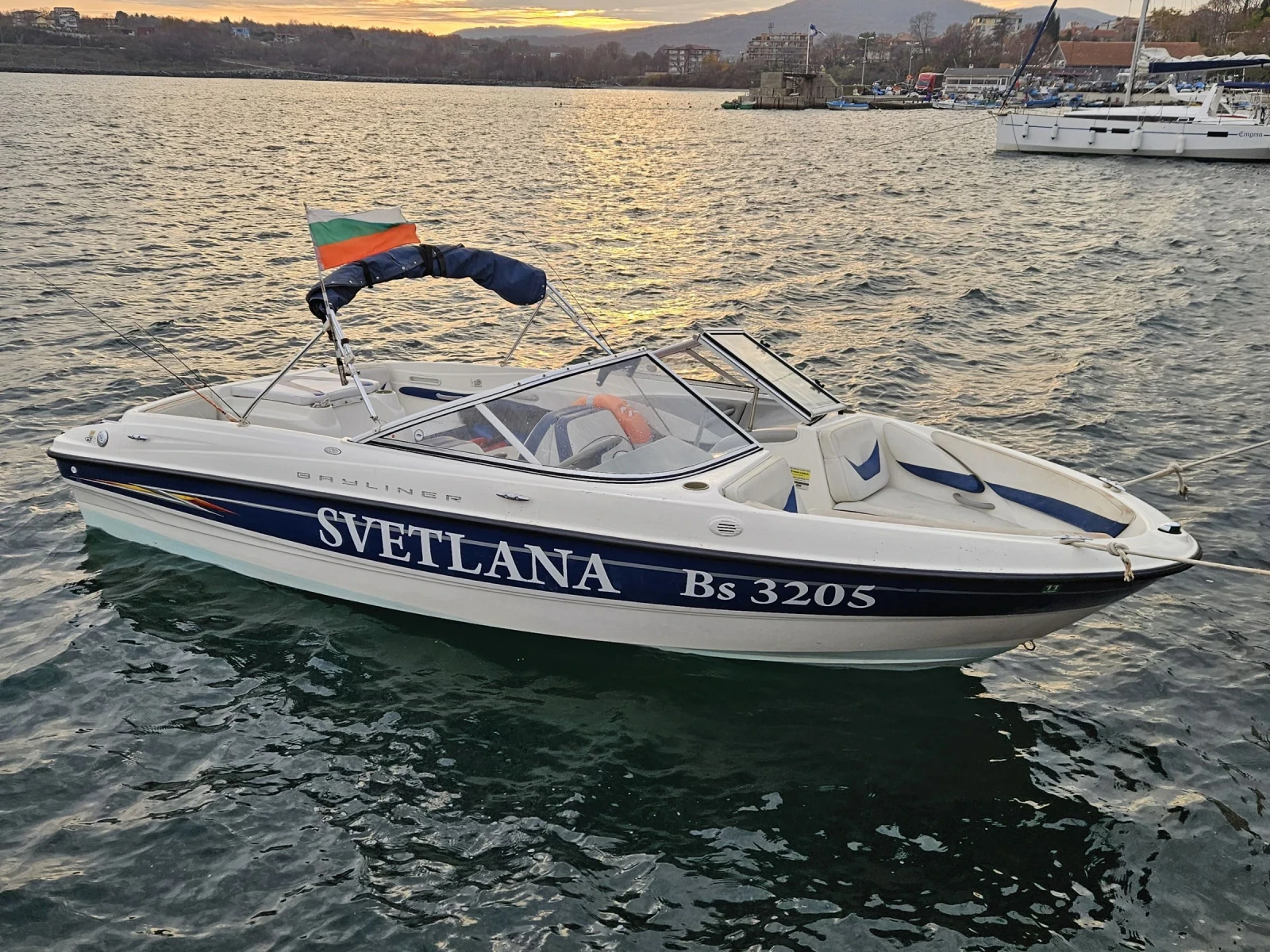 Моторна яхта Bayliner 185 - изображение 9