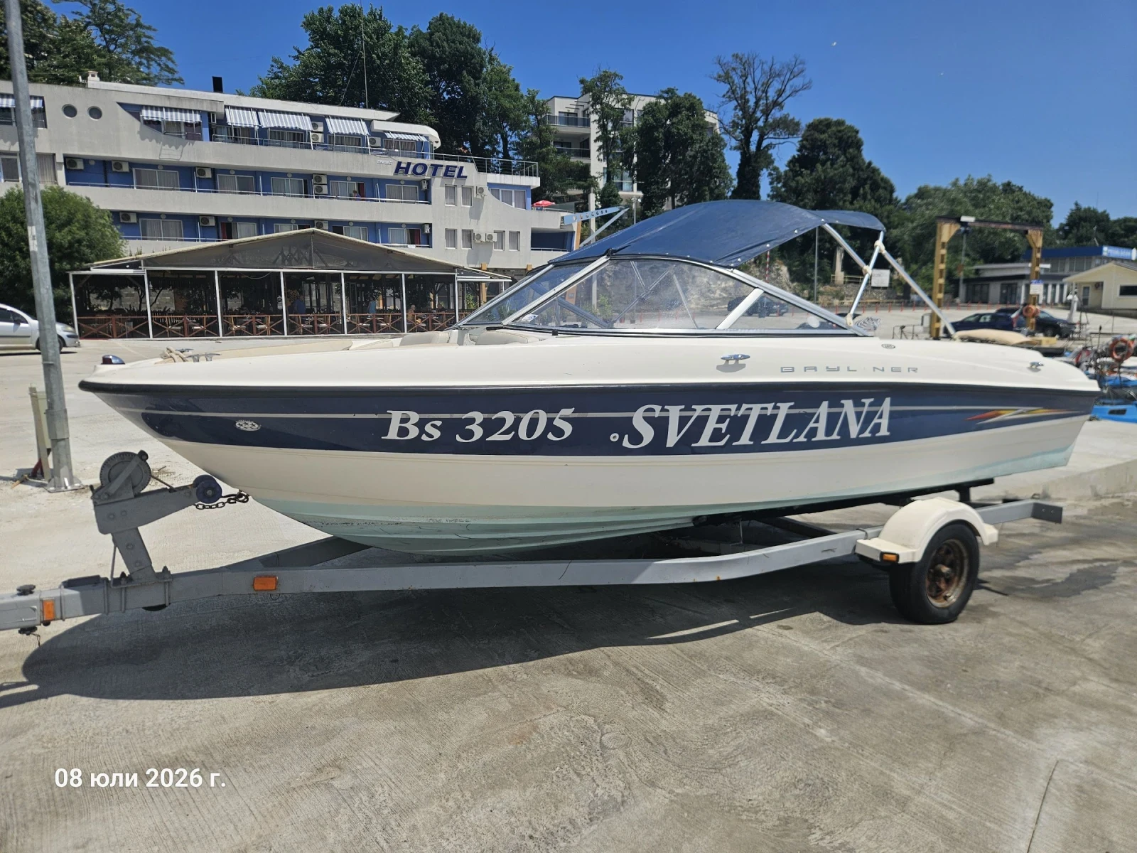 Моторна яхта Bayliner 185