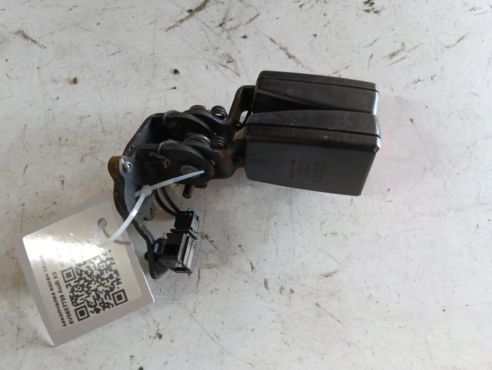 закопчалка колан задна 8V0857739 Audi A3