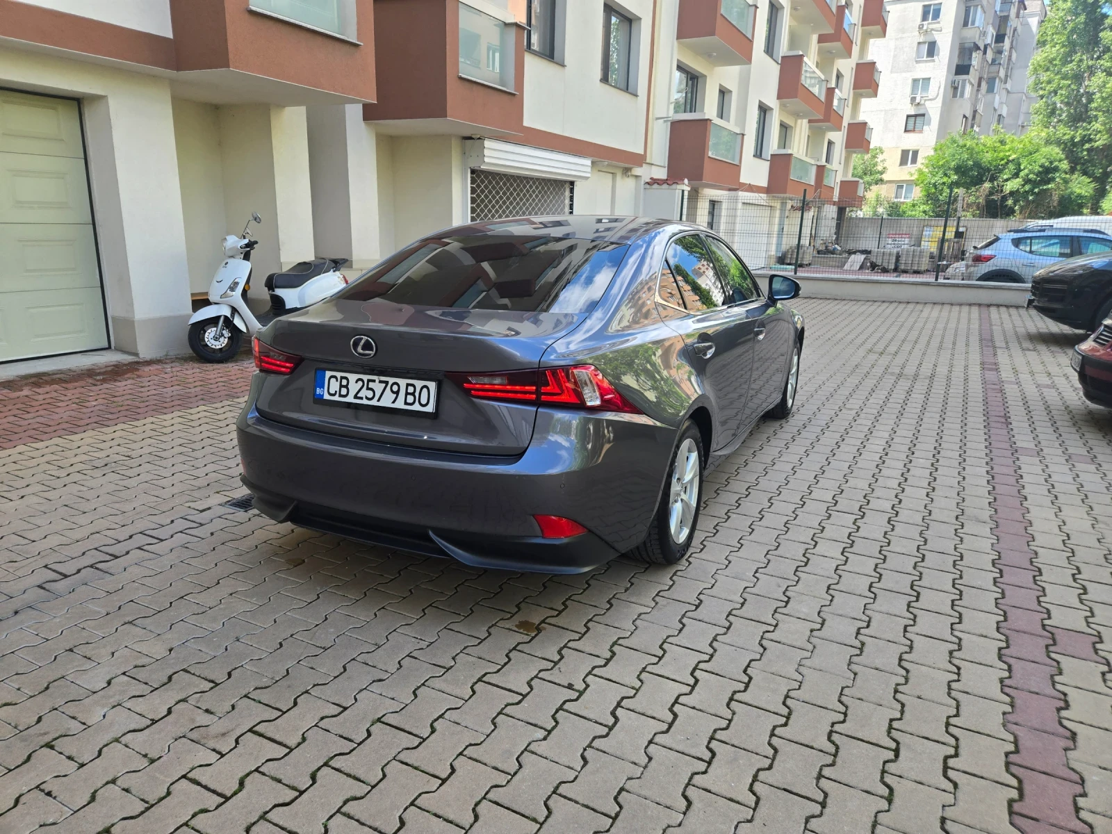 Lexus IS 300 Hybrid  232к.с - изображение 6