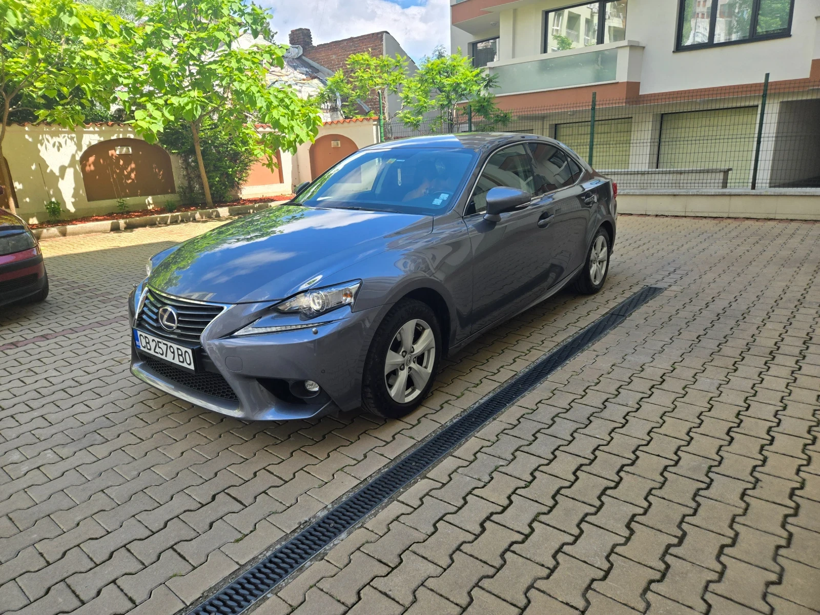 Lexus IS 300 Hybrid  232к.с - изображение 3