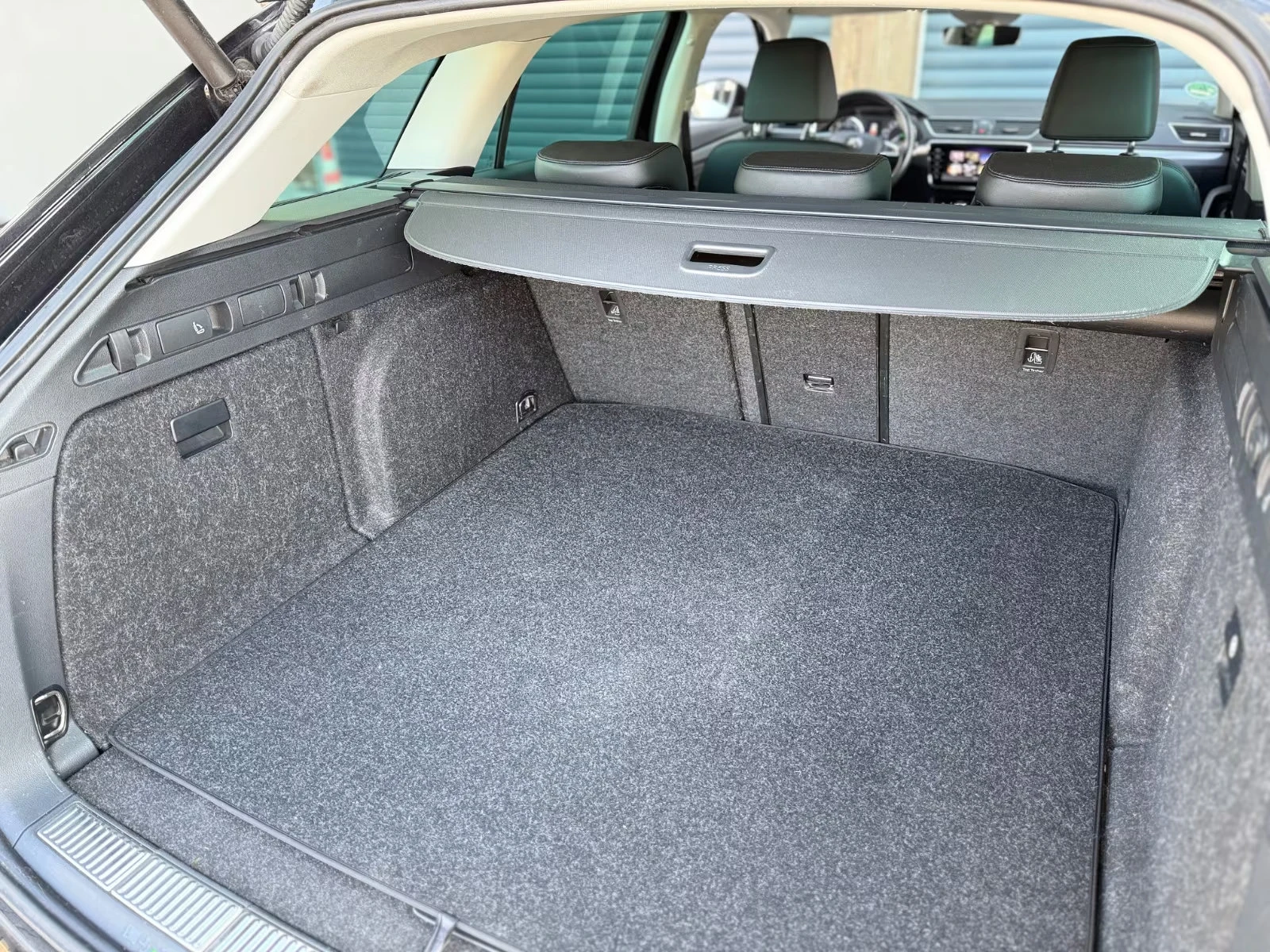 Skoda Superb STYLE/150HP/DSG/CAM/MEMO/LED/KLESS/AMBI/170q, снимка 16 - Автомобили и джипове - 54226168