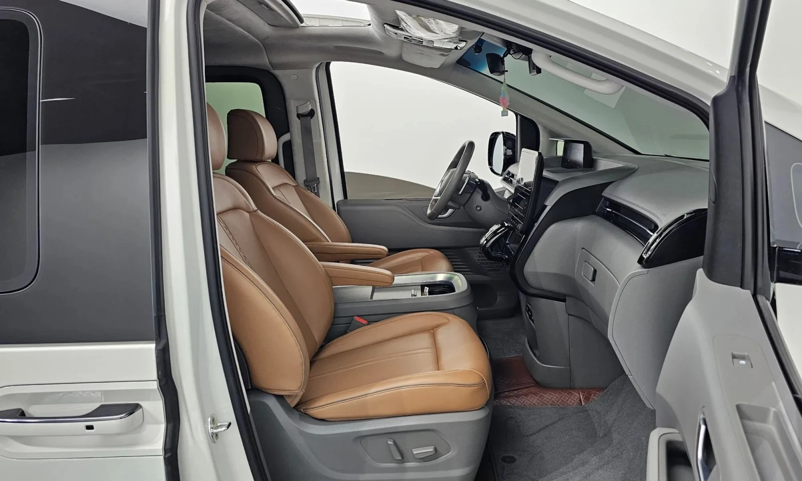 Hyundai Staria  L3.5 Lounge 7-Seater Mobility, снимка 9 - Автомобили и джипове - 54421399