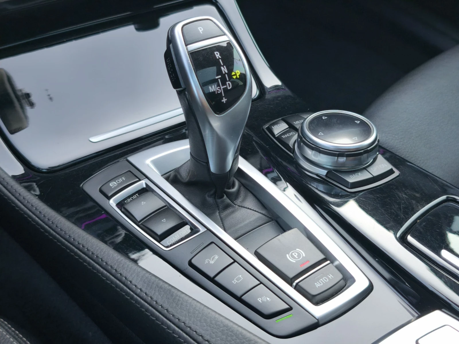BMW 535 xDrive/SoftClose/KeyLess/Harman, снимка 12 - Автомобили и джипове - 55271015