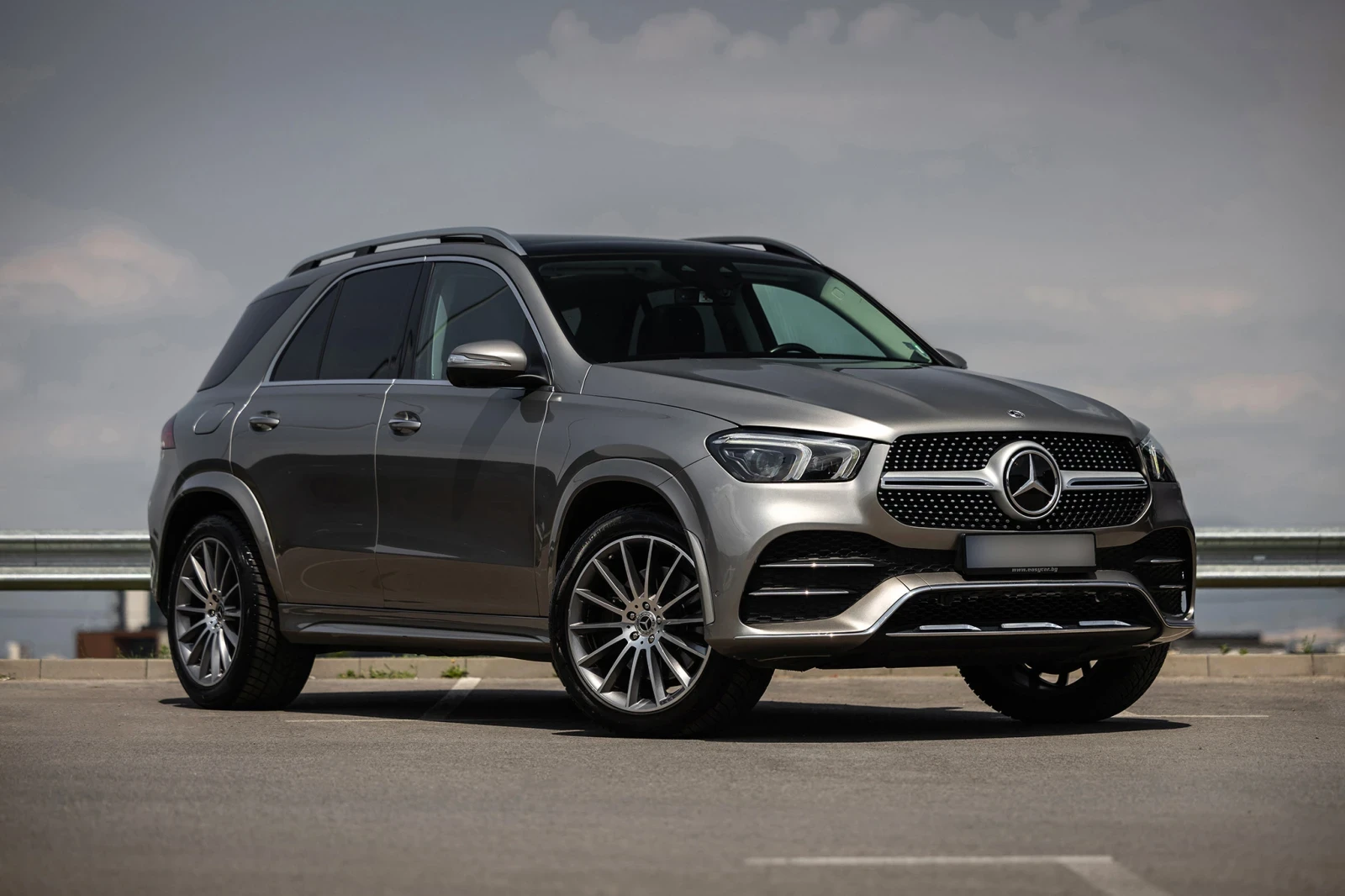 Mercedes-Benz GLE 350 4 MATIC/BURMESTER/AMG/KEYLESS/PANO/360 - изображение 2