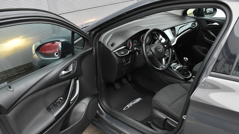 Opel Astra 1.6 CDTi Dynamic, снимка 8 - Автомобили и джипове - 53383558