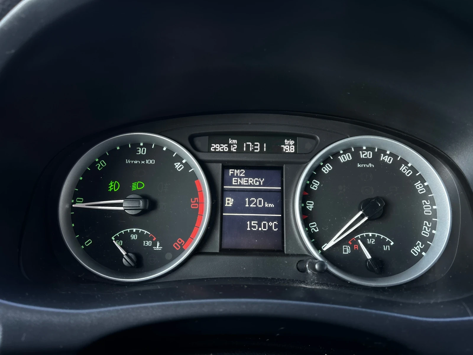 Skoda Fabia 1.4TDi * СЕРВИЗНА КНИЖКА* КСЕНОН* ДВА КЛЮЧА*  | Mobile.bg — изображение 15