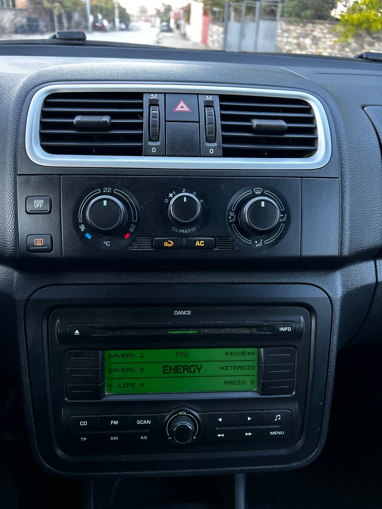 Skoda Fabia 1.4TDi * СЕРВИЗНА КНИЖКА* КСЕНОН* ДВА КЛЮЧА*  | Mobile.bg — изображение 13