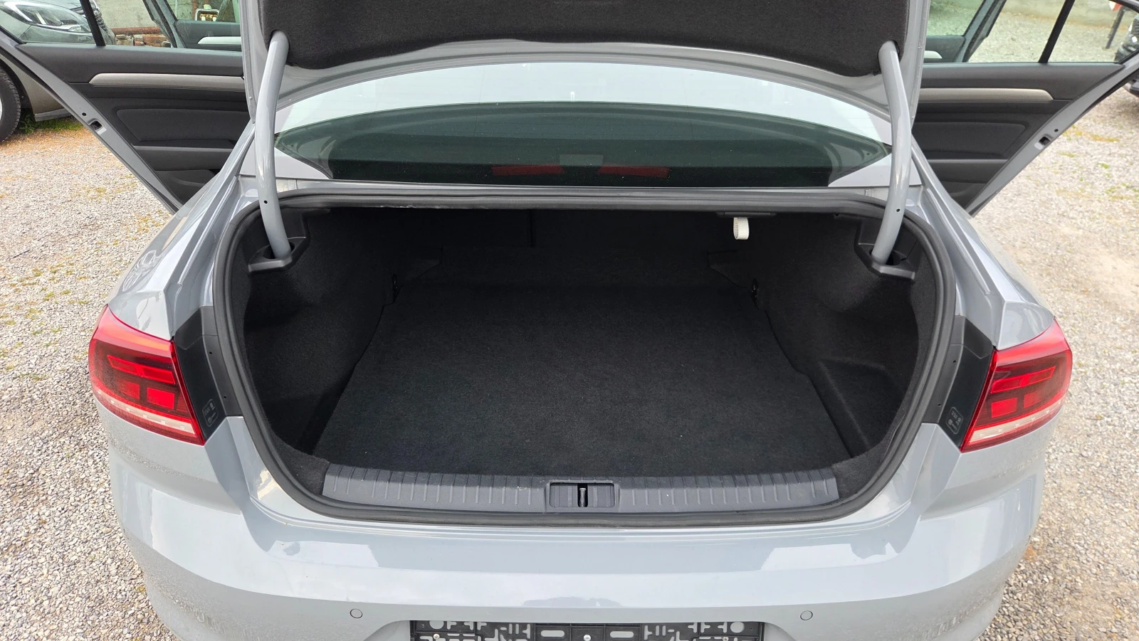 VW Passat 2.0 TDi , снимка 14 - Автомобили и джипове - 54457672