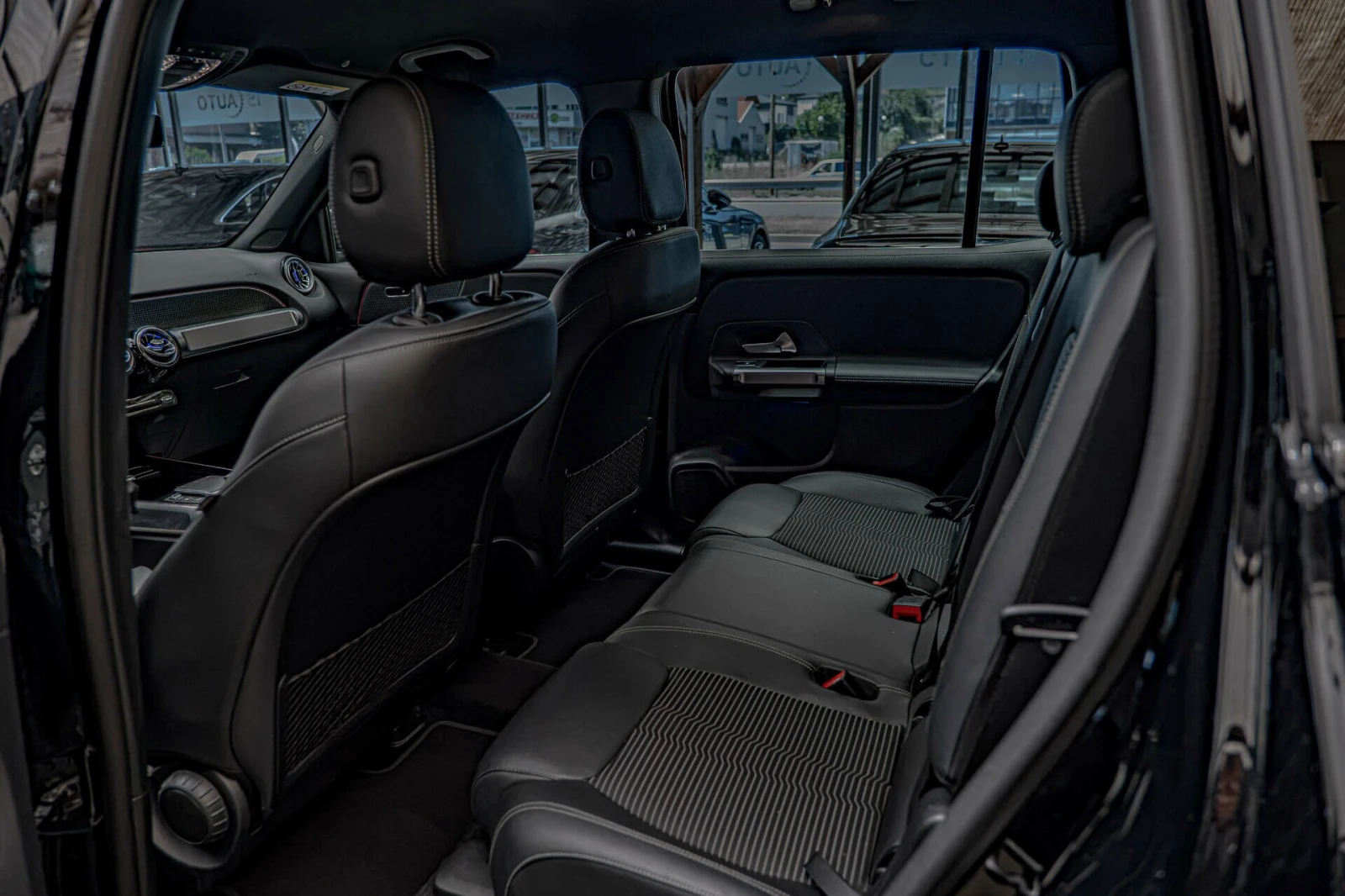 Mercedes-Benz EQB 300 4Matic/Ambient/Камера/MBUX/Virtual/, снимка 8 - Автомобили и джипове - 55285375