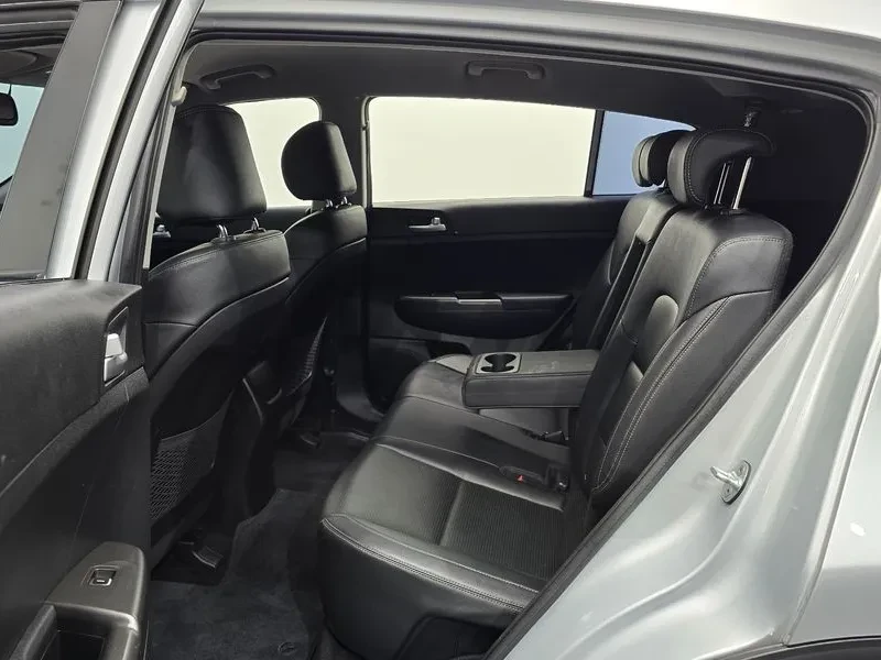 Kia Sportage 1.6D 4WD, снимка 12 - Автомобили и джипове - 56305094