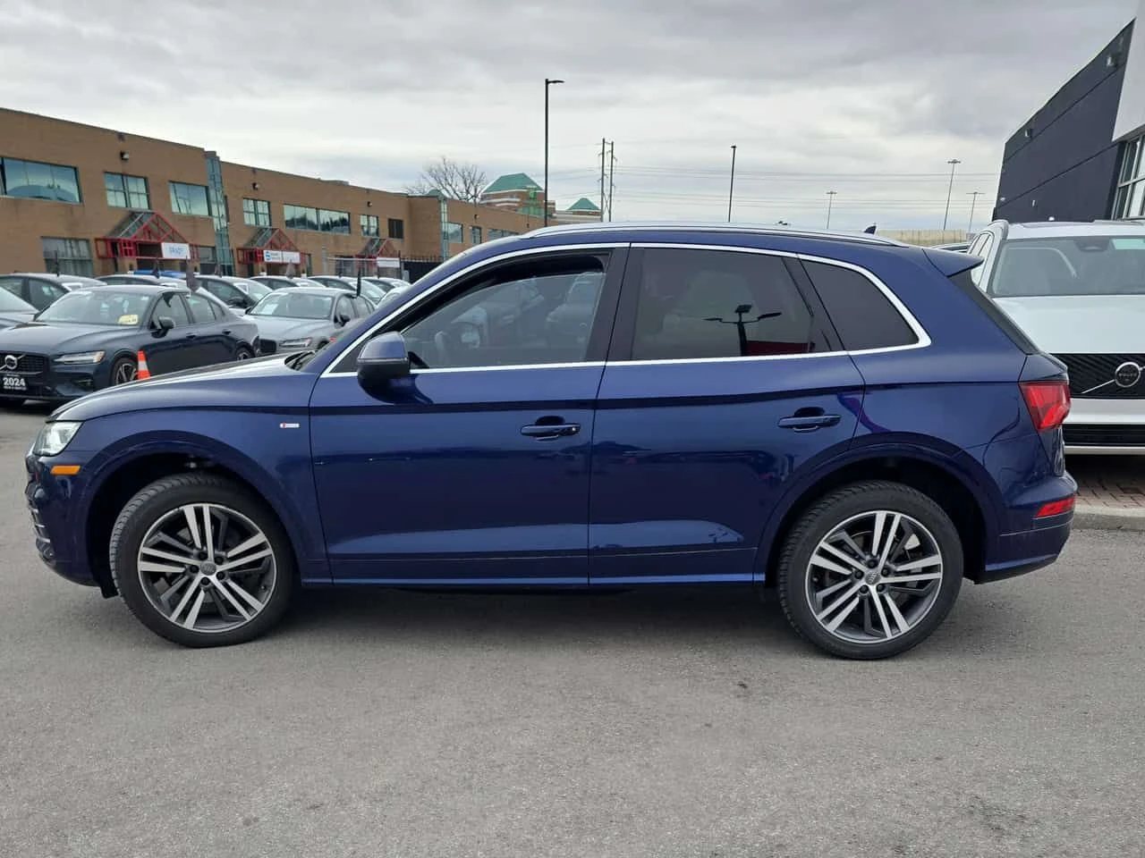 Audi Q5 PROGRESSIV * ПОДГРЕВ * ПАНОРАМА * ПРЕДСТАВИТЕЛСТО, снимка 4 - Автомобили и джипове - 53930098