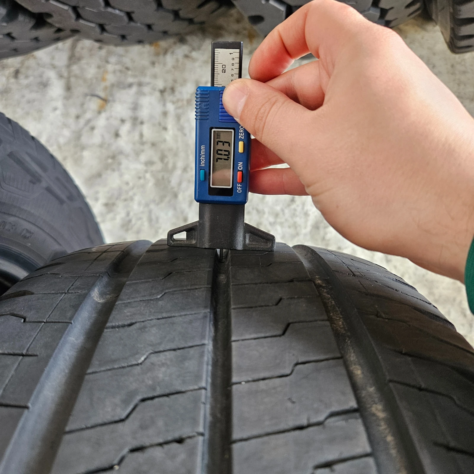 Гуми Летни 235/65R16, снимка 4 - Гуми и джанти - 54785845