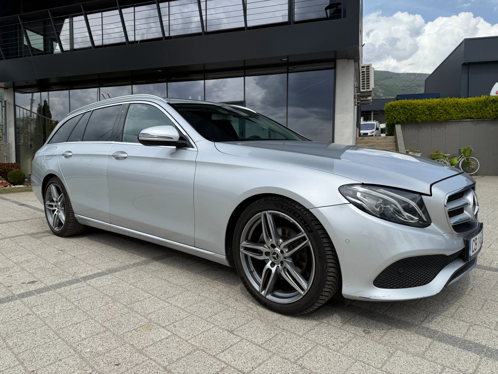 Mercedes-Benz E 220 d  - изображение 2