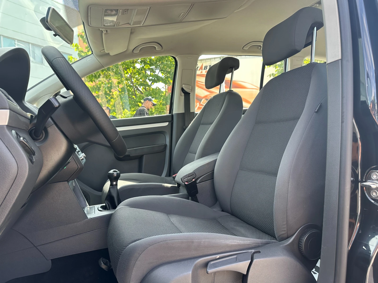 VW Touran 1.6d 105 к.с. - изображение 8