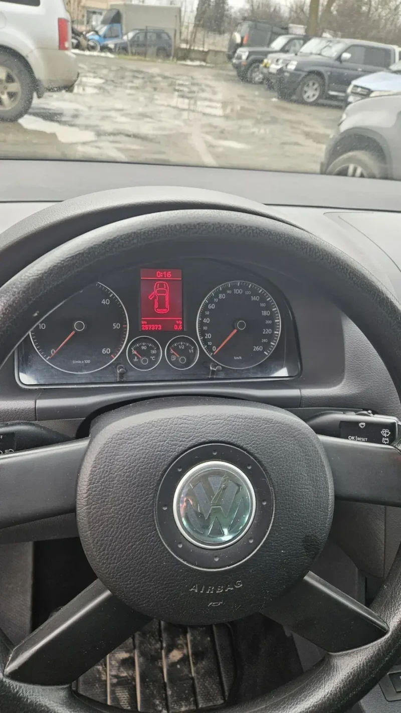 VW Touran 2.0, снимка 10 - Автомобили и джипове - 53375327