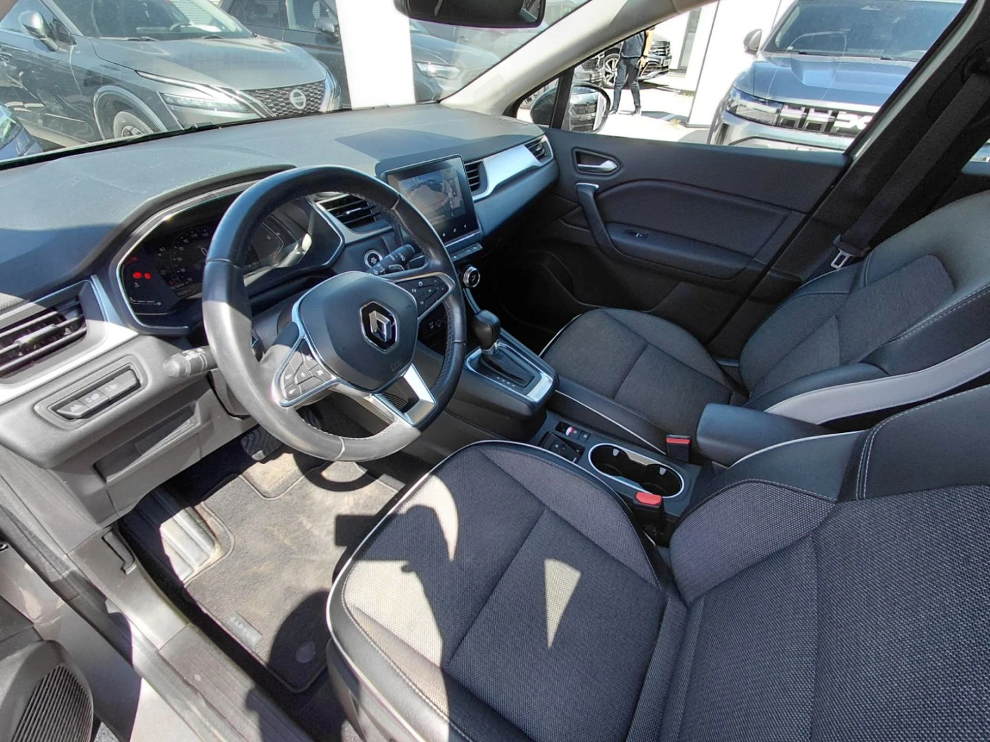 Renault Captur 1.3TCe 140k.c., снимка 11 - Автомобили и джипове - 55057316