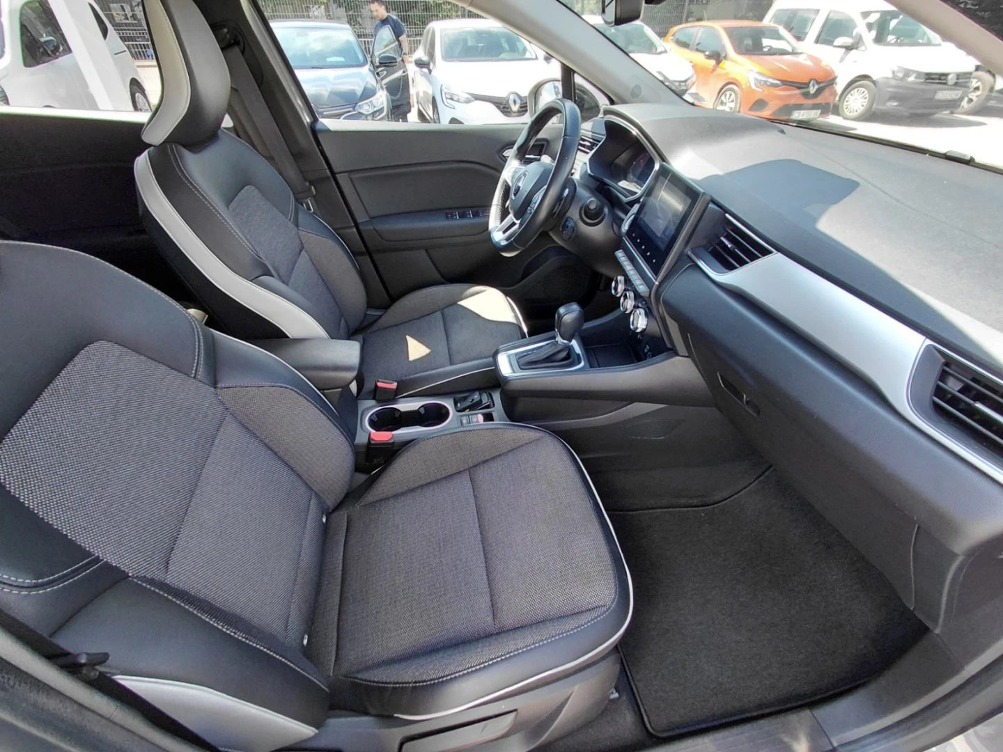 Renault Captur 1.3TCe 140k.c., снимка 12 - Автомобили и джипове - 55057316