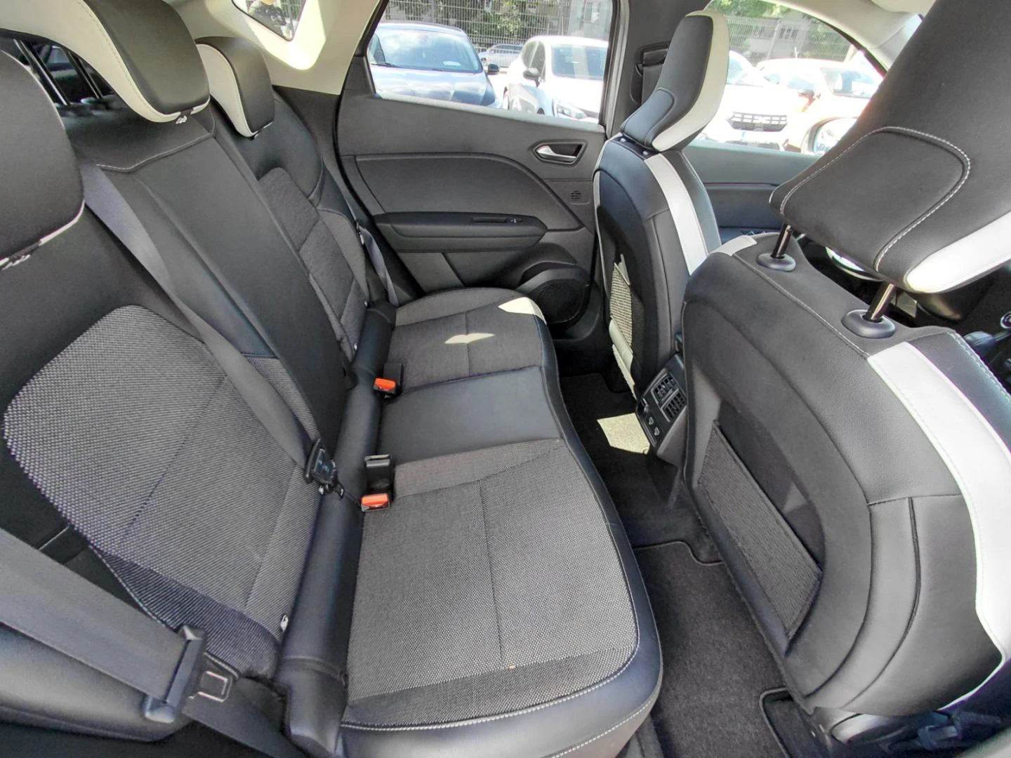 Renault Captur 1.3TCe 140k.c., снимка 13 - Автомобили и джипове - 55057316