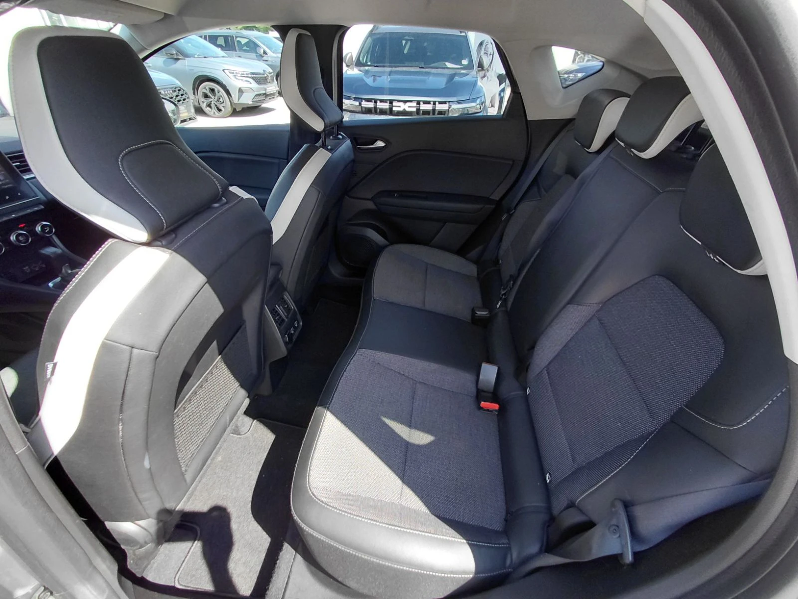 Renault Captur 1.3TCe 140k.c., снимка 14 - Автомобили и джипове - 55057316
