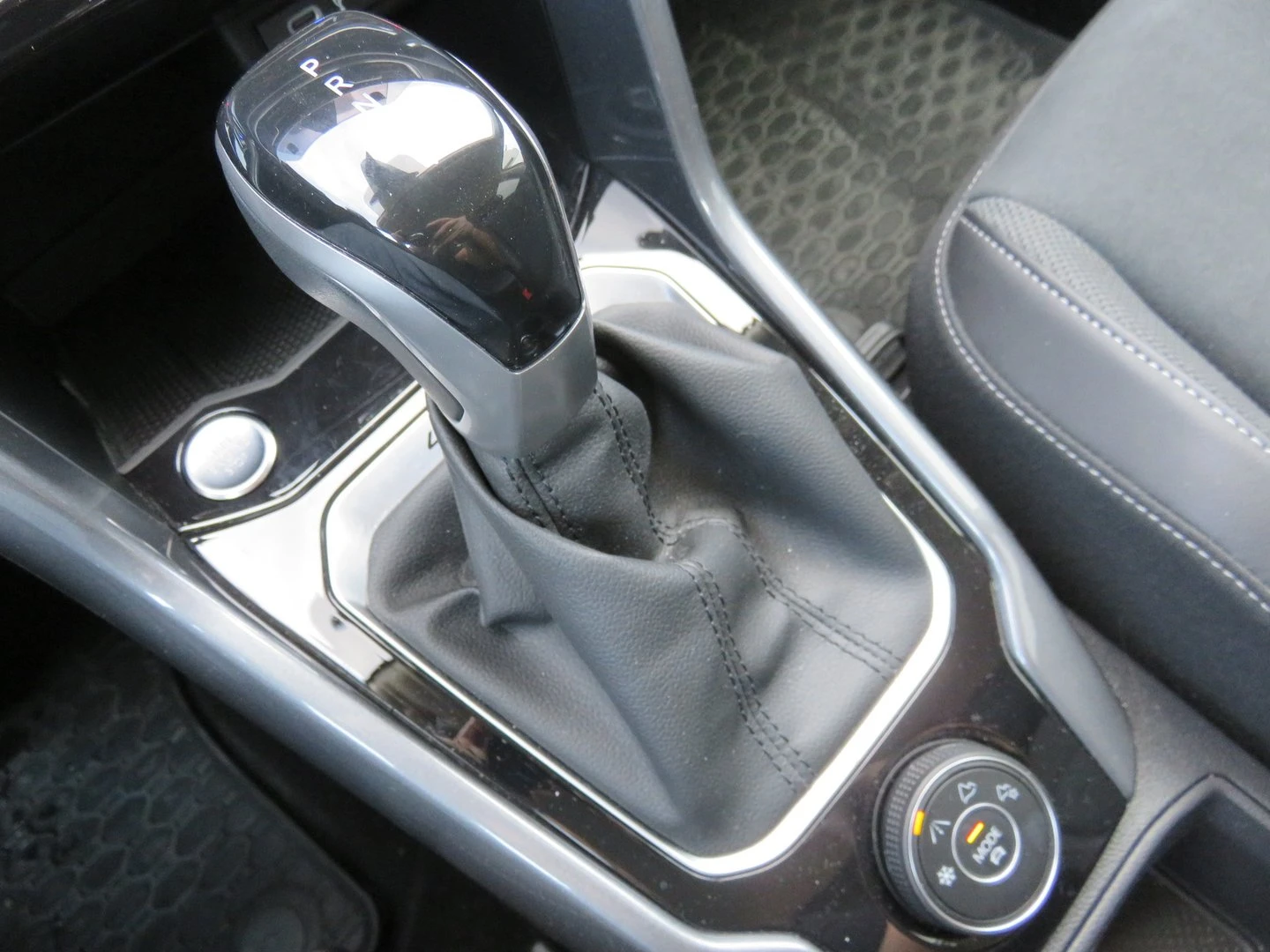 VW T-Roc, снимка 11 - Автомобили и джипове - 56410170