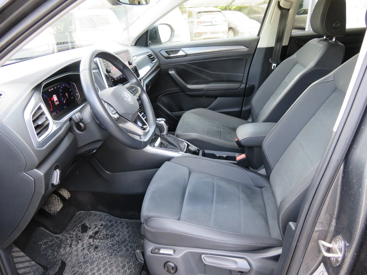 VW T-Roc, снимка 4 - Автомобили и джипове - 56410170