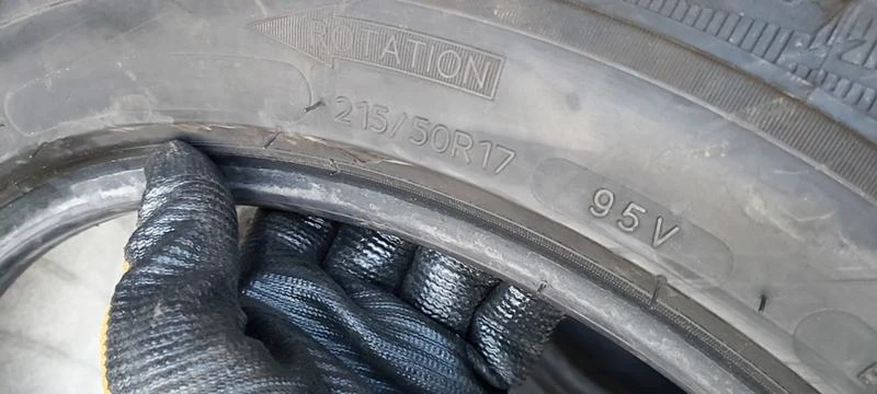 Гуми Зимни 215/50R17, снимка 6 - Гуми и джанти - 31148564