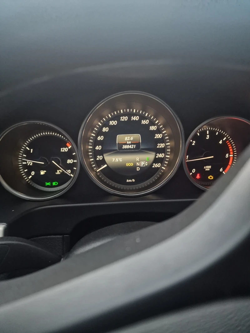 Mercedes-Benz E 200, снимка 9 - Автомобили и джипове - 52519442