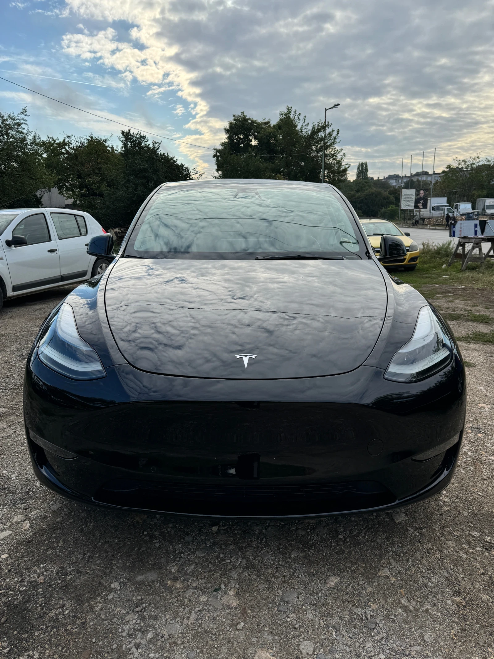 Tesla Model Y - [1] 