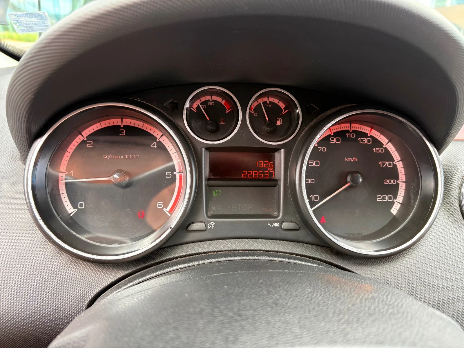 Peugeot 308 1.6 HDI | + ПОДАРЪК, снимка 15 - Автомобили и джипове - 56246706