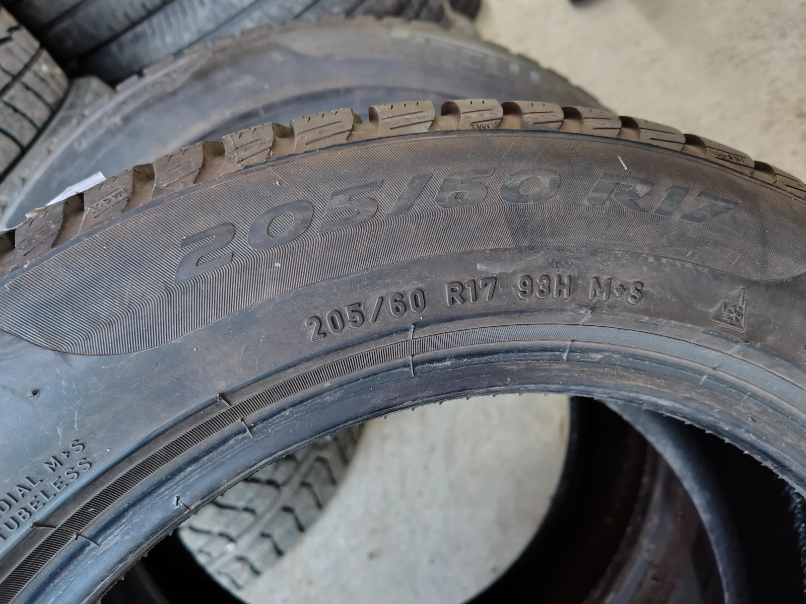 Гуми Зимни 205/60R17, снимка 6 - Гуми и джанти - 54086196