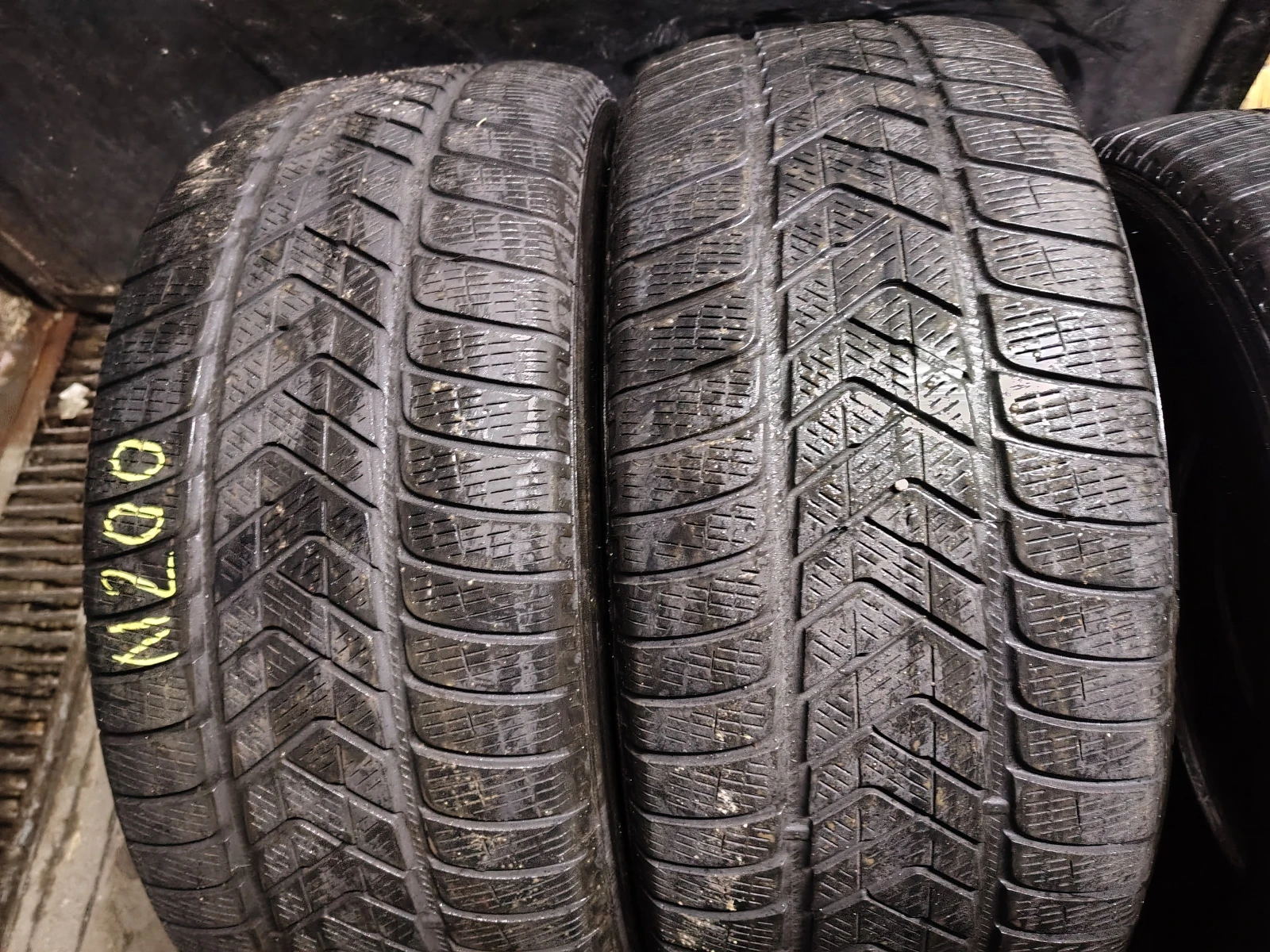 Гуми Зимни 255/60R18, снимка 2 - Гуми и джанти - 54113397