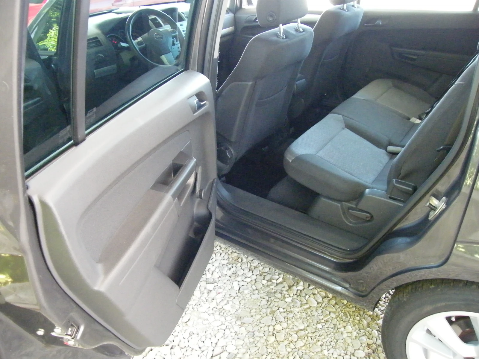 Opel Zafira 1.6i 7-местен, снимка 9 - Автомобили и джипове - 55292127