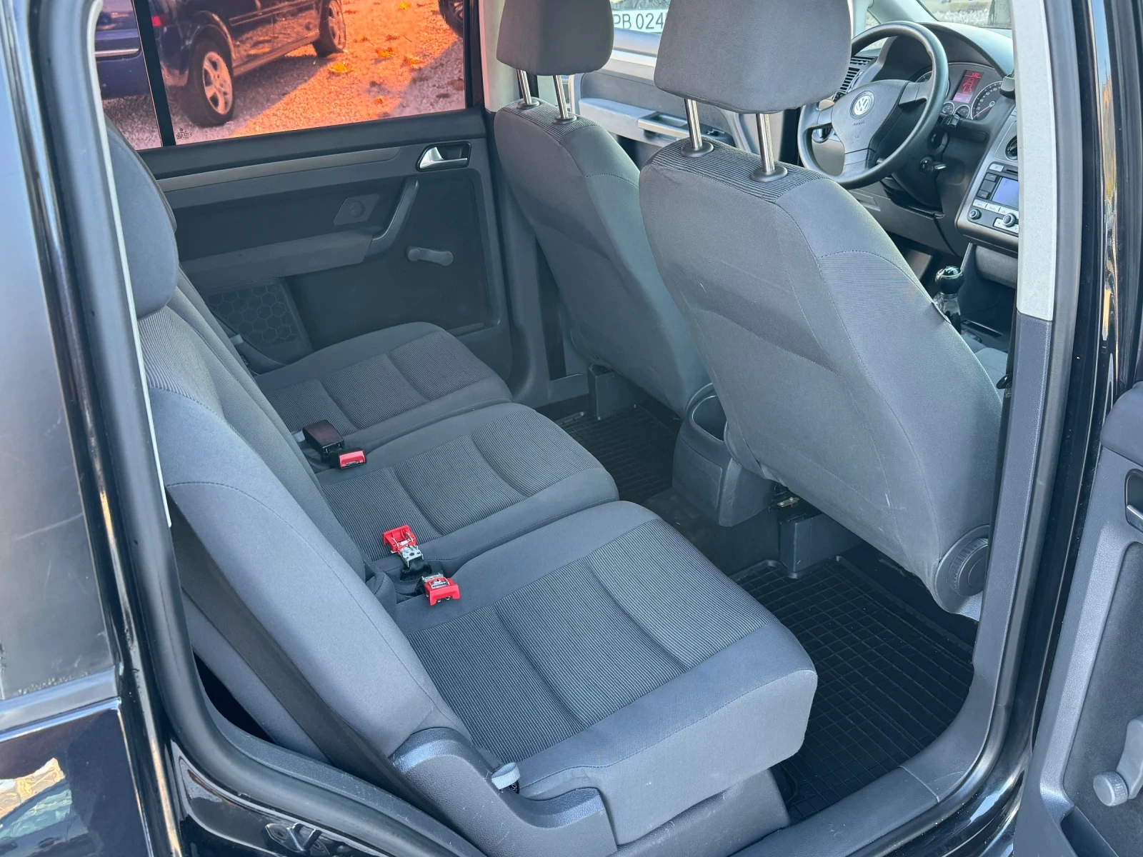 VW Touran 1.9 TDI, снимка 11 - Автомобили и джипове - 56120939