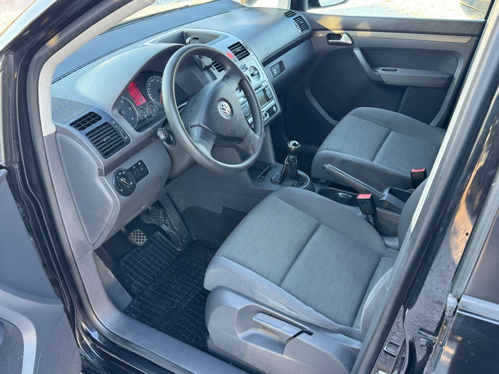 VW Touran 1.9 TDI, снимка 7 - Автомобили и джипове - 56120939