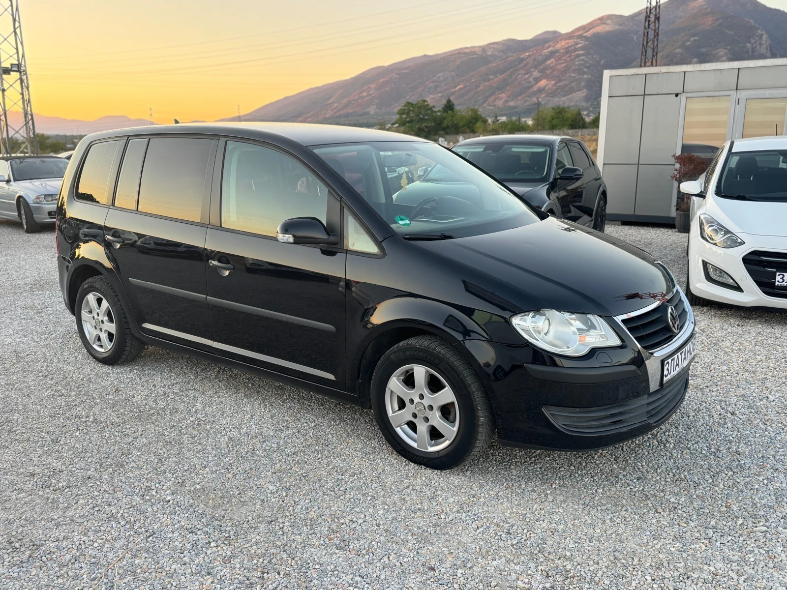 VW Touran 1.9 TDI, снимка 3 - Автомобили и джипове - 56120939