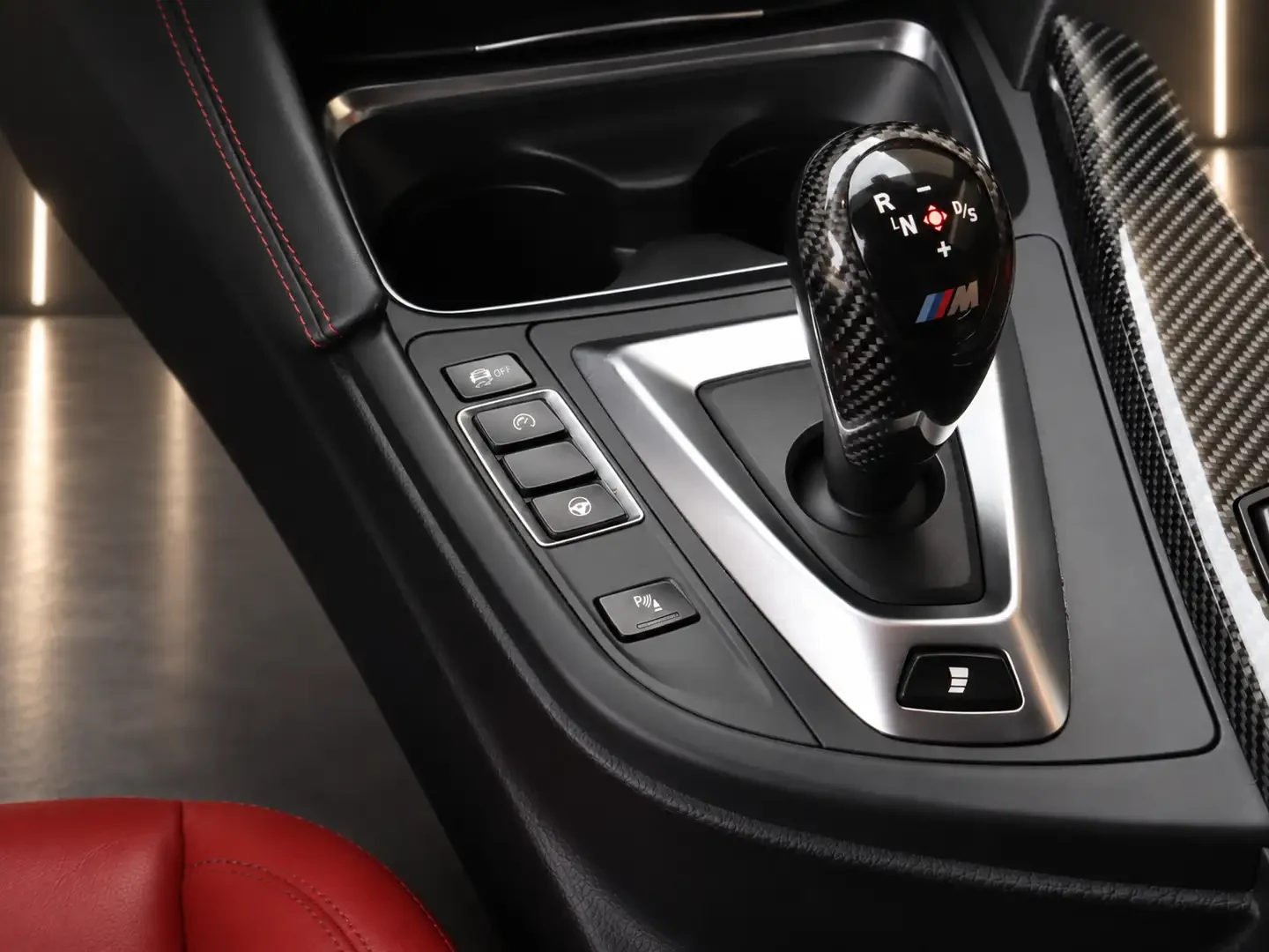 BMW M4 * RedLthr* Harmon Kardon* HUD* carbon* ЛИЗИНГ* , снимка 15 - Автомобили и джипове - 56127424