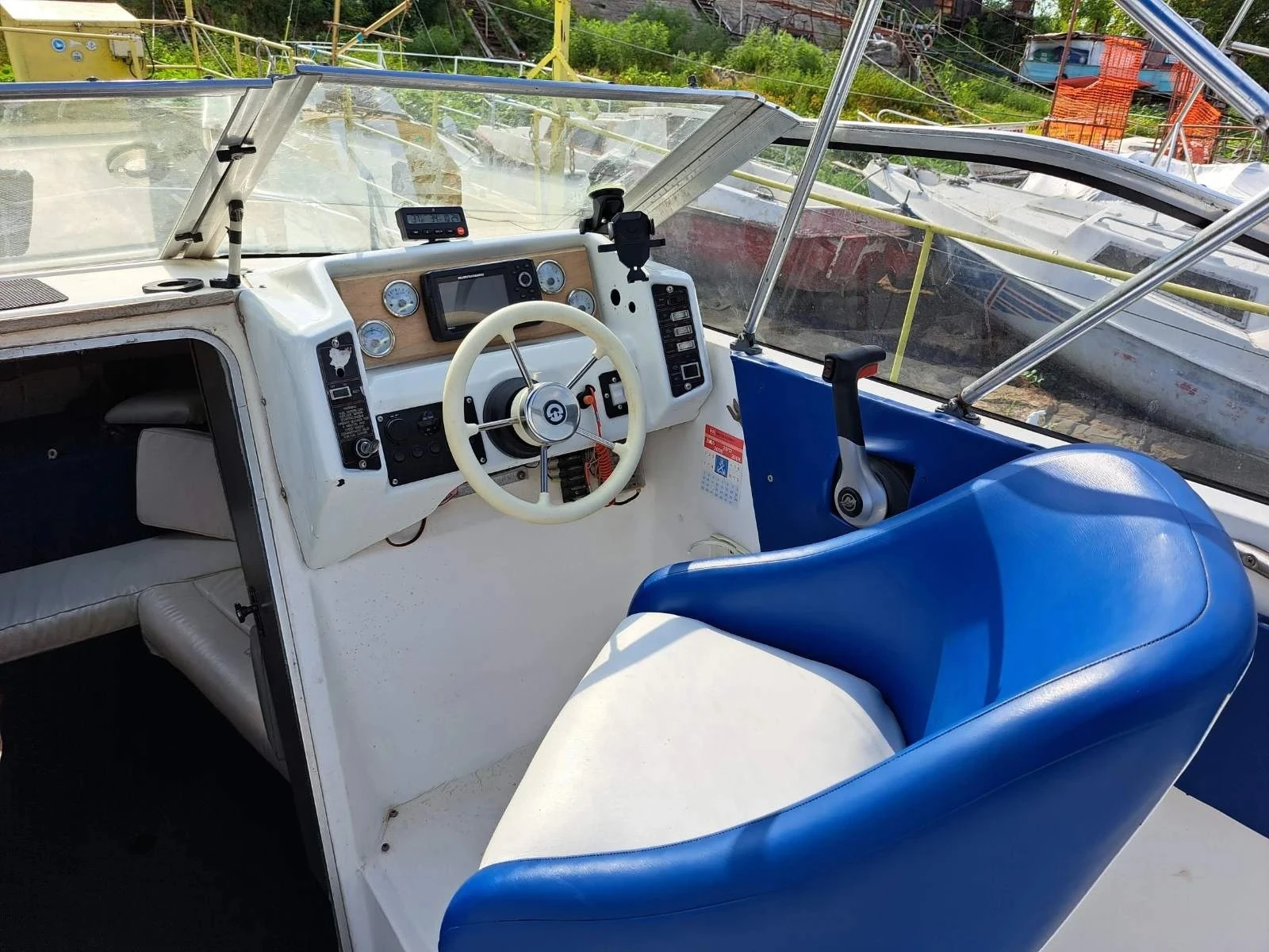 Моторна яхта Bayliner, снимка 10 - Воден транспорт - 54968879