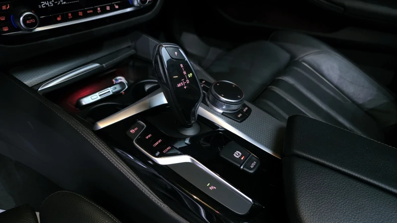 BMW 520 d M sport, снимка 8 - Автомобили и джипове - 52561794