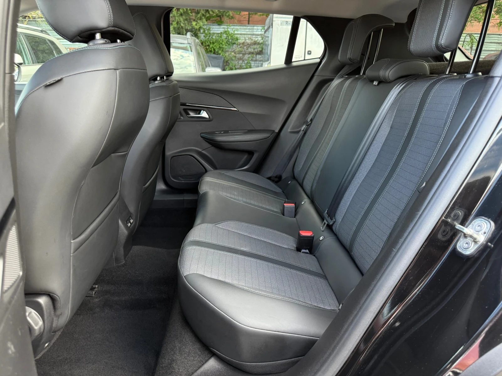 Peugeot 2008 1.5BlueHDI-131К.С/ i-COCKPIT 3D / BUSSINES PREMIUM - изображение 8