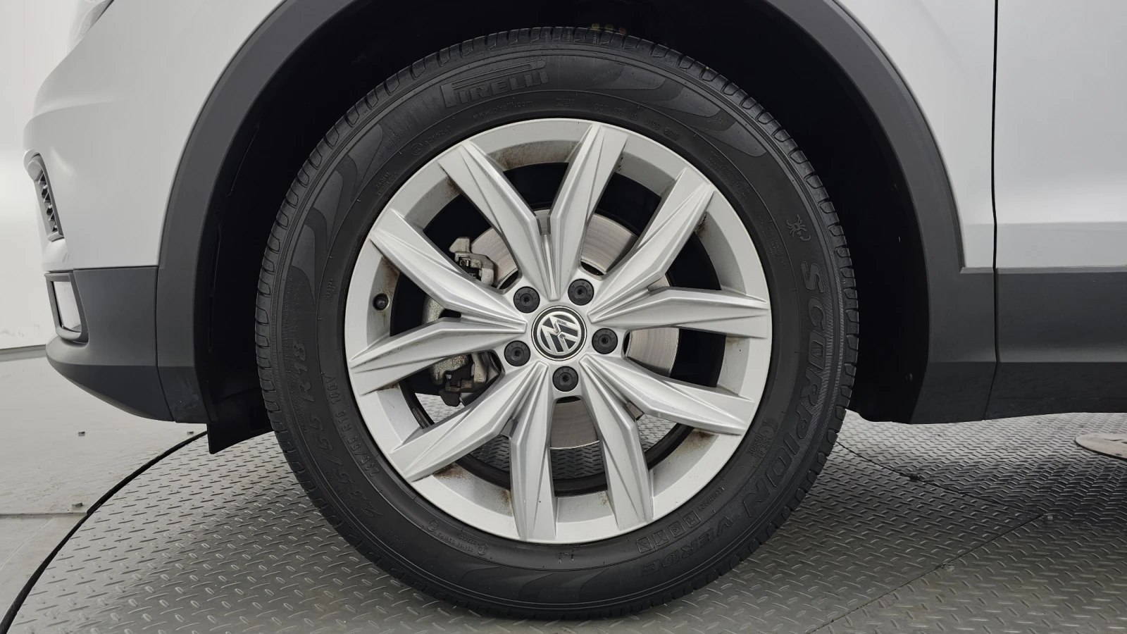 VW Tiguan 2.0 TDI* BLIND SPOT* ЕЛ. БАГАЖНИК* КРАЙНА ЦЕНА, снимка 5 - Автомобили и джипове - 55318891