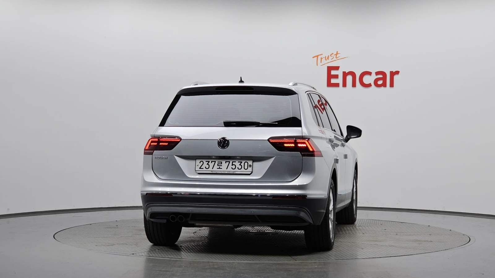 VW Tiguan 2.0 TDI* BLIND SPOT* ЕЛ. БАГАЖНИК* КРАЙНА ЦЕНА, снимка 4 - Автомобили и джипове - 55318891