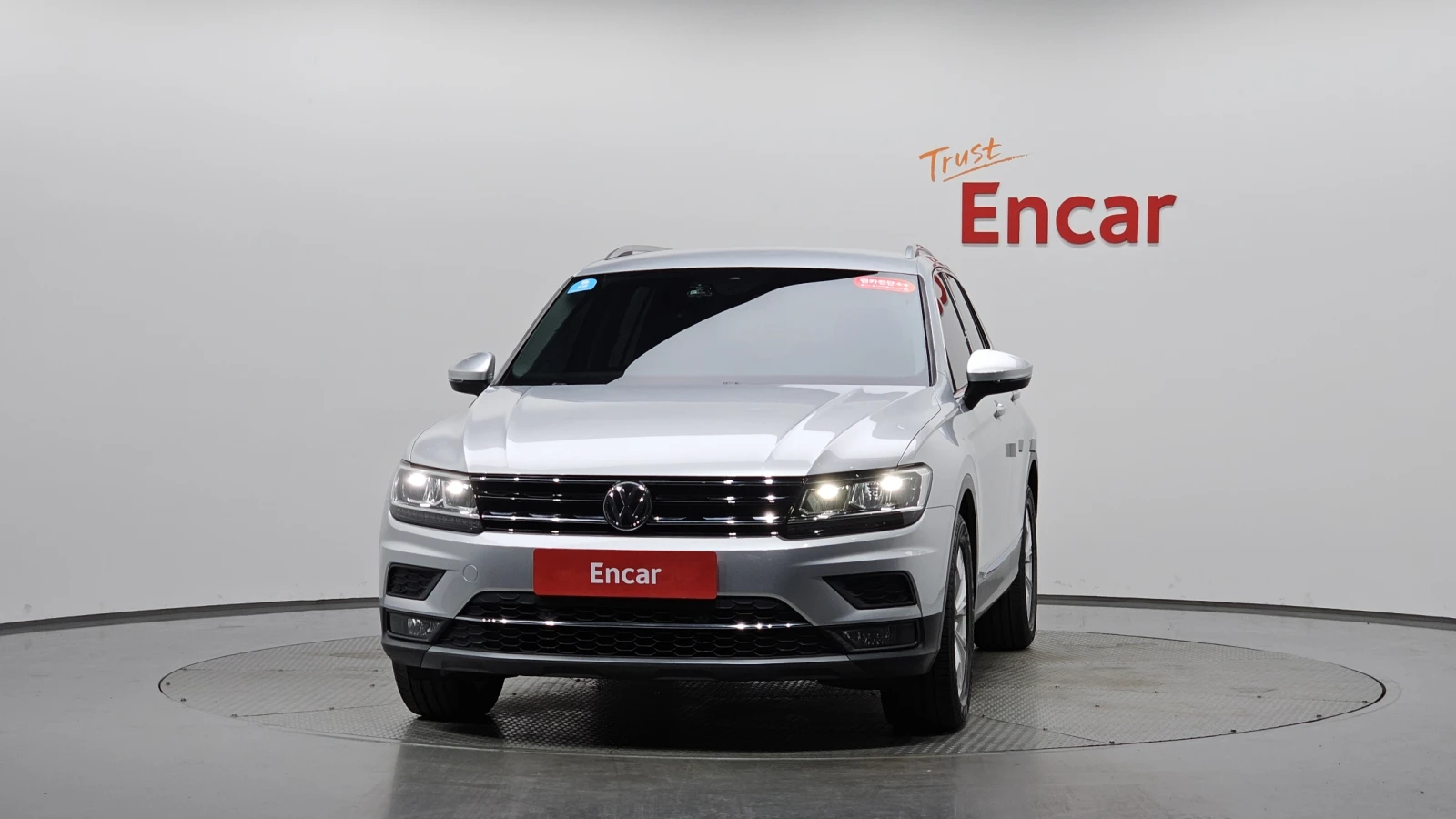 VW Tiguan 2.0 TDI* BLIND SPOT* ЕЛ. БАГАЖНИК* КРАЙНА ЦЕНА, снимка 3 - Автомобили и джипове - 55318891