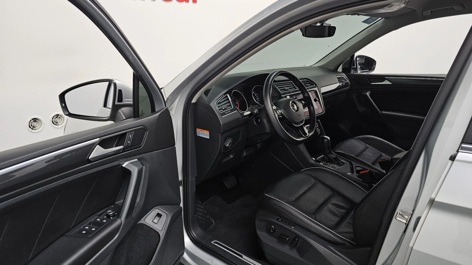 VW Tiguan 2.0 TDI* BLIND SPOT* ЕЛ. БАГАЖНИК* КРАЙНА ЦЕНА, снимка 10 - Автомобили и джипове - 55318891